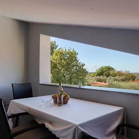 Natasa By Guide 페로이